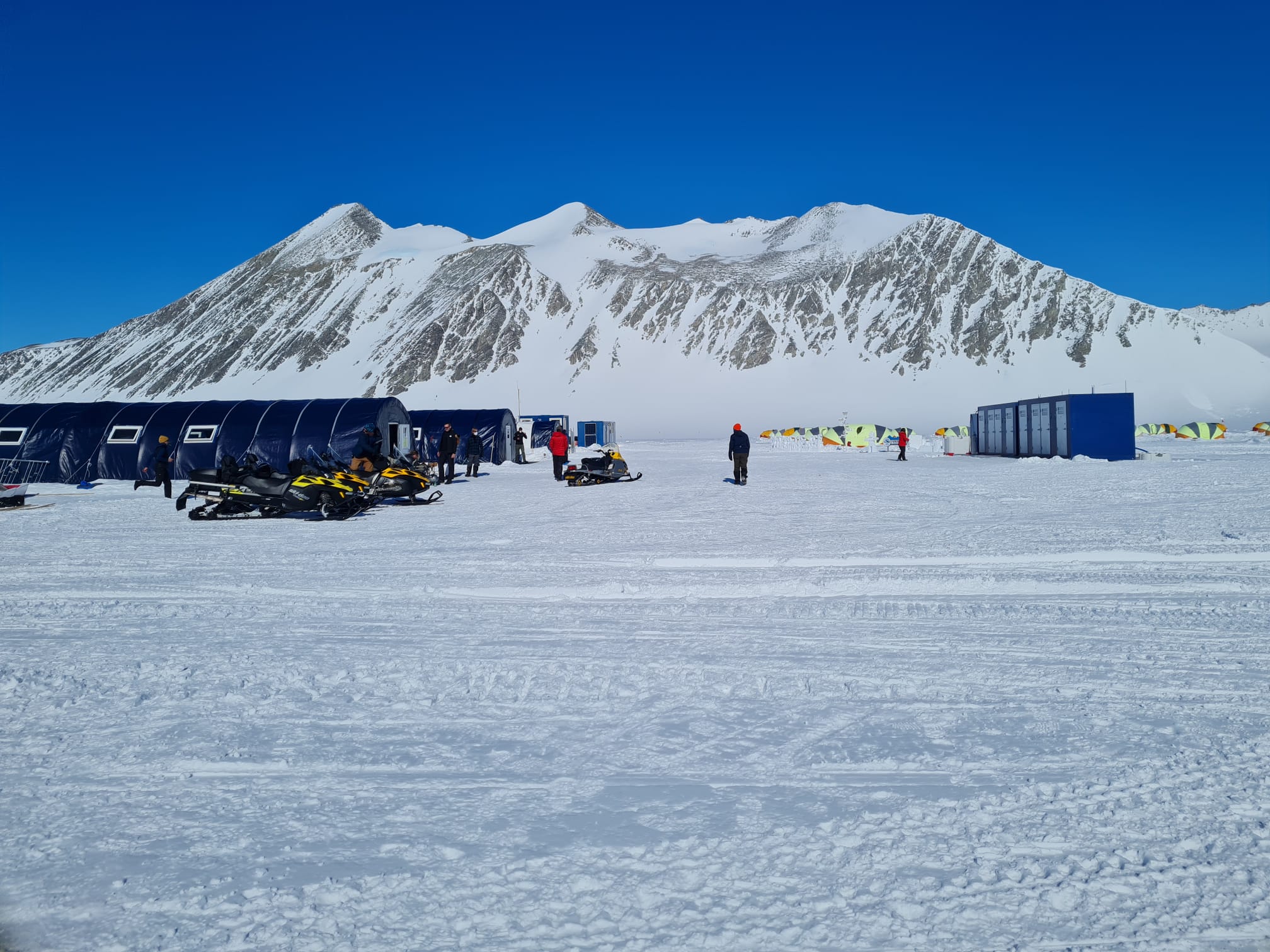 The logistical buildings, the runners' tents and in the background the Ellseworth Mountains Photo: Nir Andelman