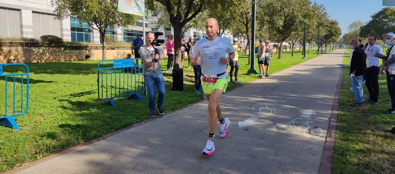 SuperHuman: Alexander Sorokin breaks the 12-hour and 100-mile runs world records at the Tel Aviv Spartanion