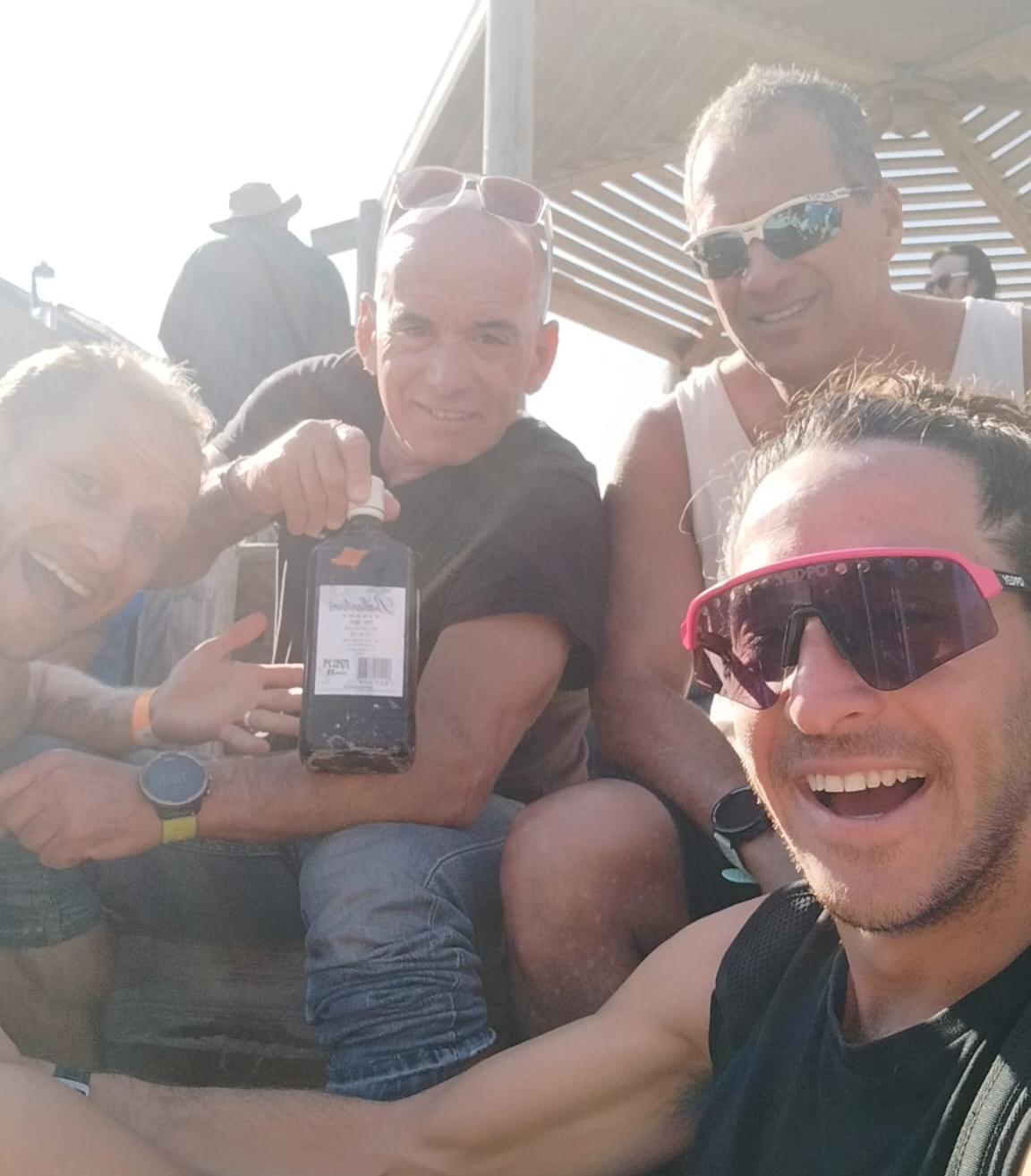 עם חברים על בקבוק וויסקי לסגירת העונה | צילום: באדיבות אריאל אגרון