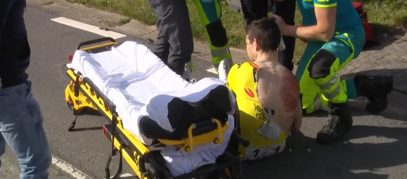 רגעי חרדה: תאונה קשה במרוץ בבלגיה, ואן ארט פונה לבית החולים בדמעות