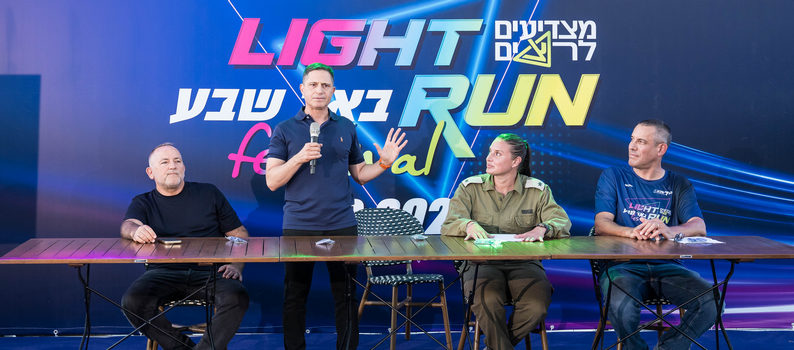 רוביק דנילוביץ' במסיבת העיתונאים לקראת מרוץ באר שבע