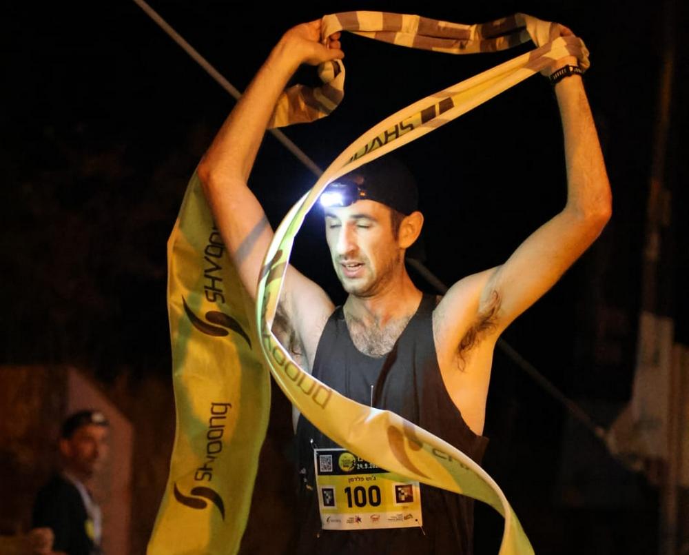 ג'וש פלדמן מנצח במרוץ מדבר מצפה רמון | צילום: ארז ארטנשטיין