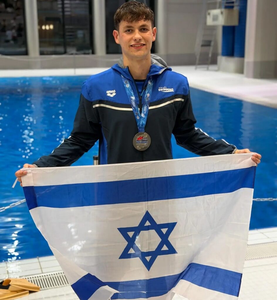 נתן גוטפלד עם המדליה ודגל ישראל