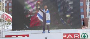 דביר צוברי על הפודיום במרתון בודפשט